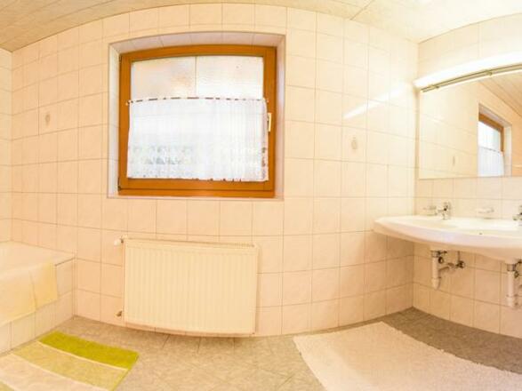 Badezimmer Bergwohnung Haus Kerrach Neugasteig