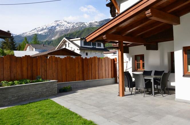 Ferienhaus Ban Brösign Kräuterbeet und Terrasse