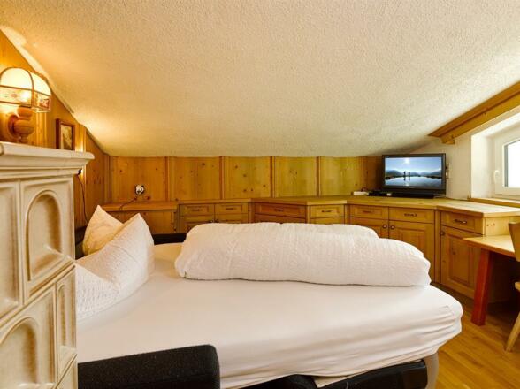 Dachgeschoss Zimmer Nr. 9  mit TV