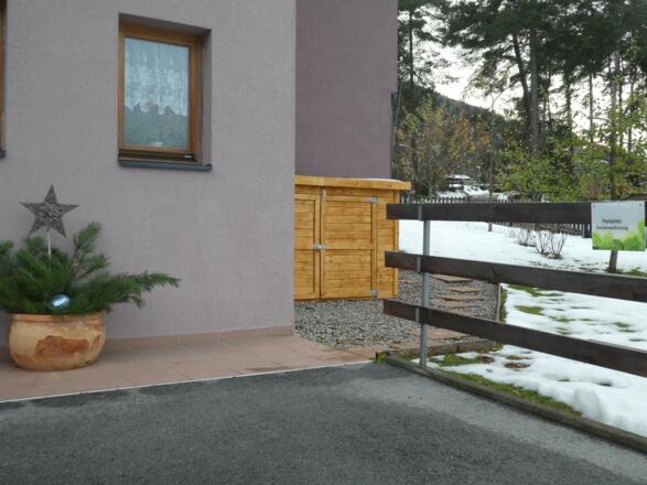 Parkplatz mit Sportgerätehütte