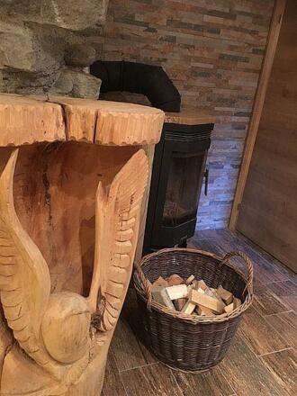 Aufenthaltsraum mit Kamin