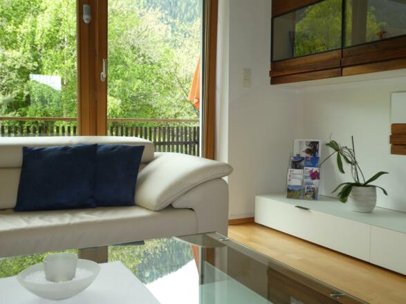 Wohnraum mit großem gemütlichen Sofa