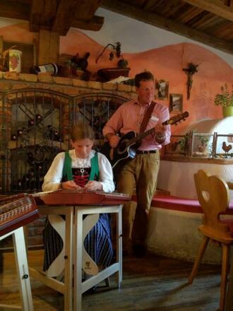Wirt Andi und Tochter Eva beim musizieren!