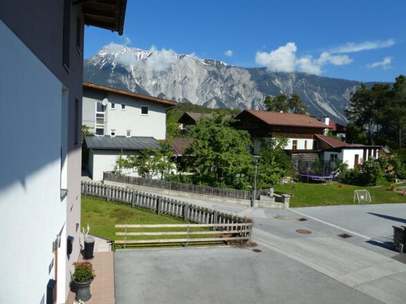 Hausansicht mit Bergblick