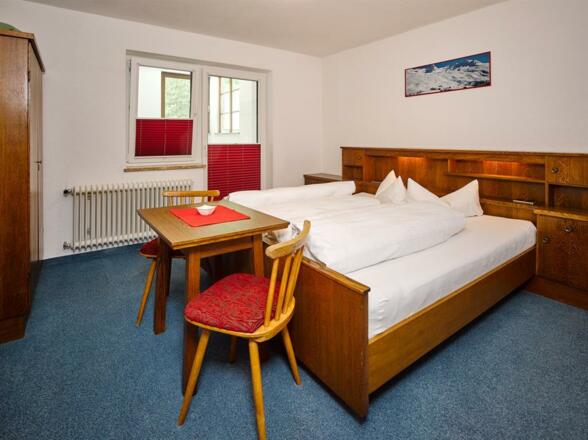 Doppelzimmer sind mit Waschbecken