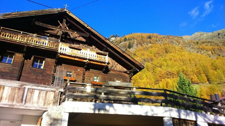 styrolia-chalet-im-herbst