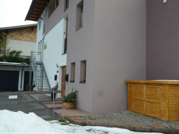 Eingang und Parkplatz