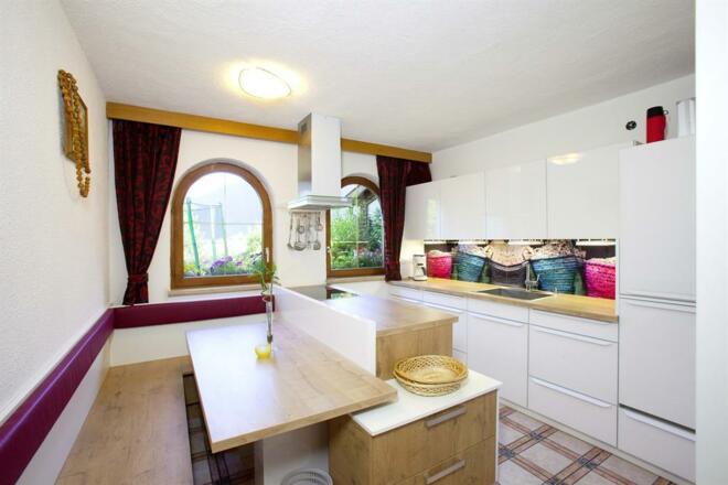 grosse Küche extra vom Esszimmer