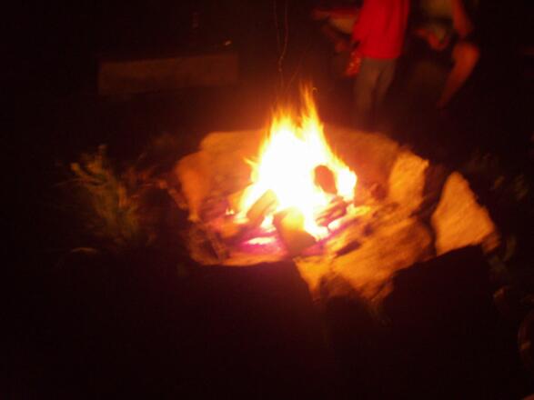 Unsere Feuerstelle, wo das k�stliche Stockbrot gebacken wird.