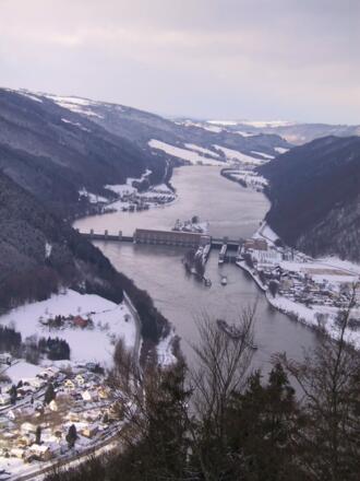 Blick von Penzenstein auf Donaukraftwerk Jochenstein