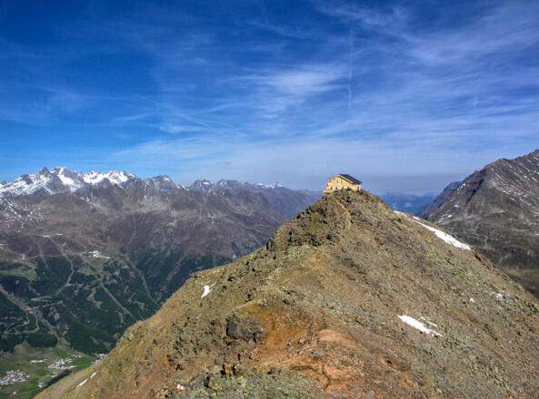 Brunnenkogelhaus des ÖTK mit Talblick auf Sölden