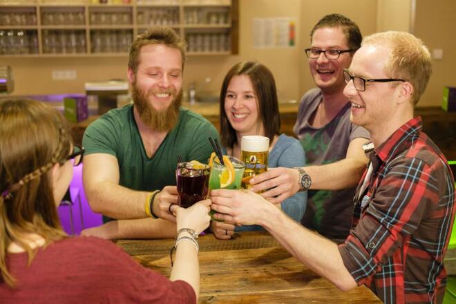 Gemütliches Beisammensein an der Explorer Bar