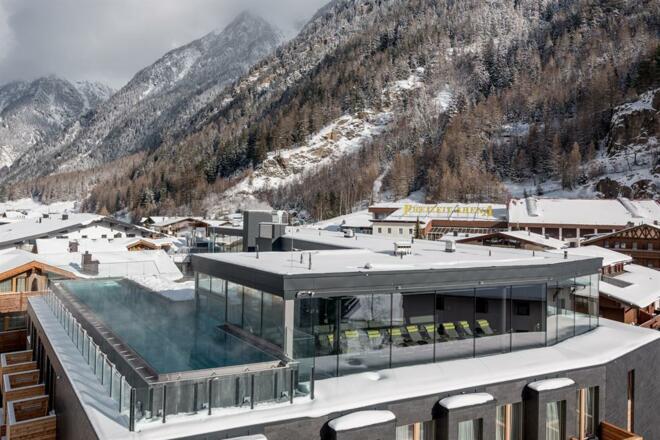 Hotel die Berge Außenansicht Winter Infinity Pool