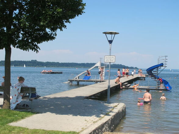 Strandbad in Bernau mit Rutsche in den Chiemsee.