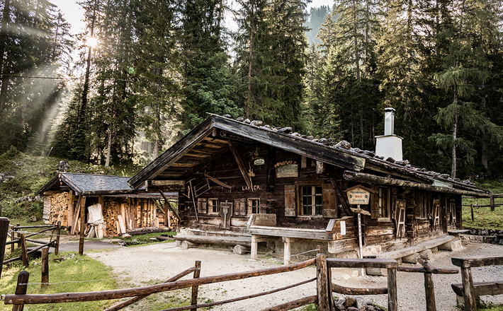 Die Brennhütte der Bergbrennerei Grassl auf der Priesbergalm