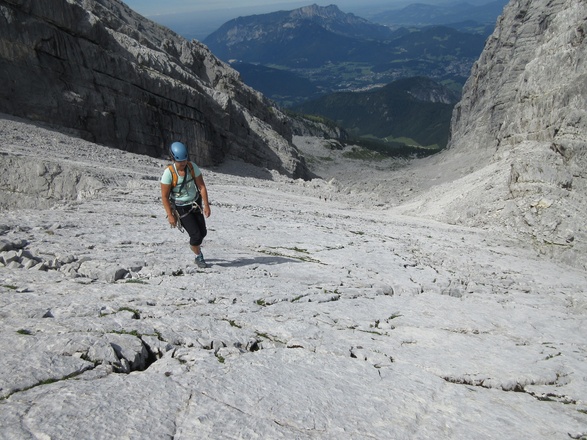 auf einer mächtigen Platte geht man auf das 3. Watzmannkind