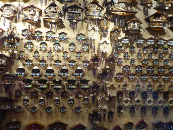 Geschäft voller Kuckucksuhren