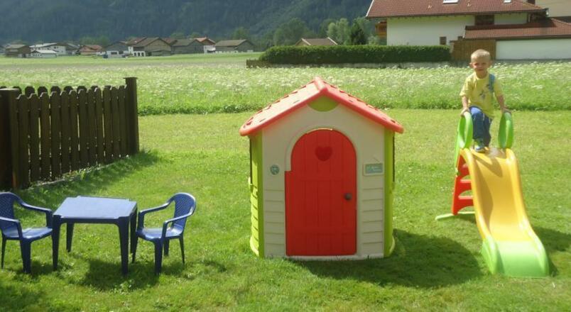 Kinderspielplatz vor dem Haus