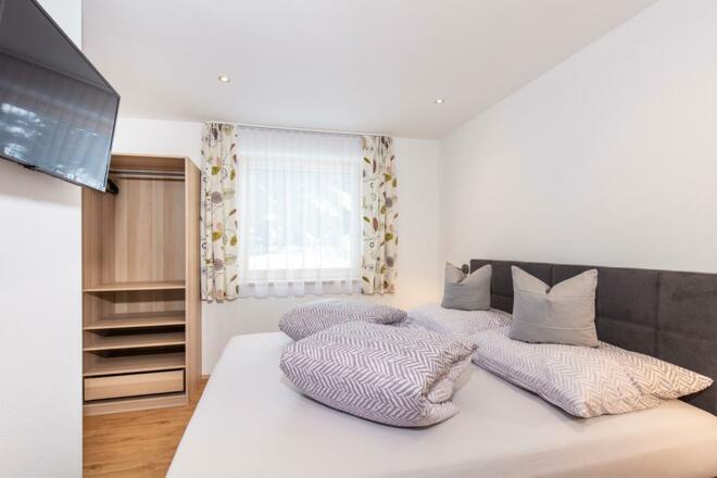 Schlafzimmer 1 mit TV