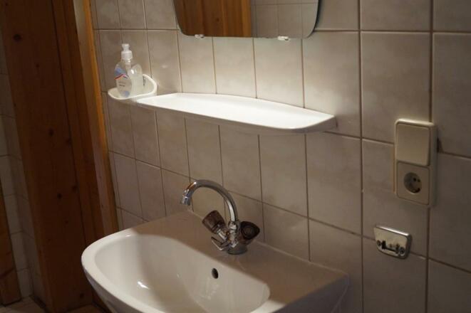 Waschbecken mit Spiegel im Bad