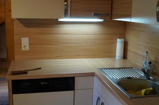 Waschecke mit Geschirrspüler und Becken