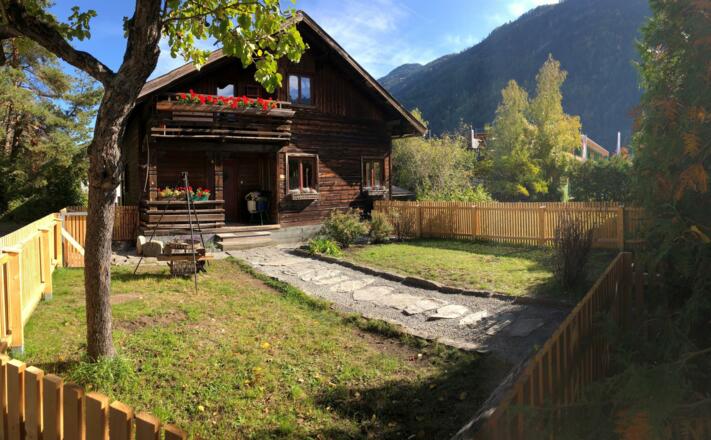 Holzhaus mit eigenem Garten