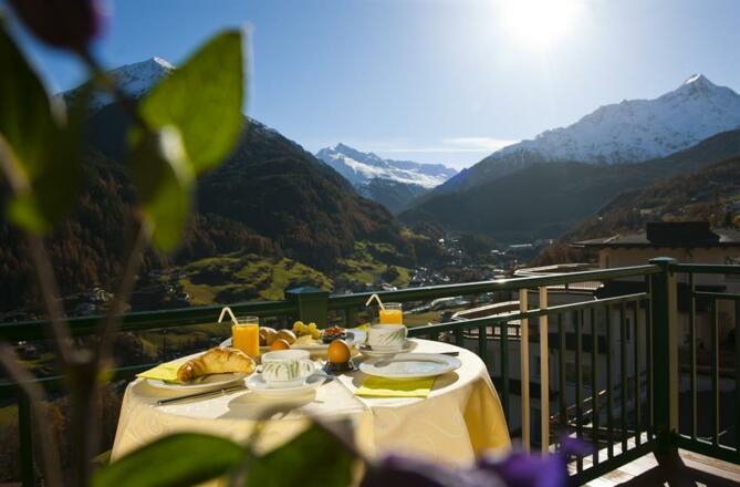 Sonnenfrühstück am Balkon