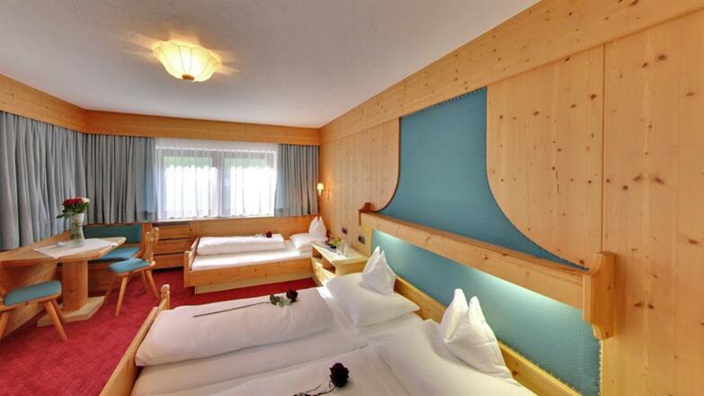 Großes Dreibettzimmer mit großen Flat/TV