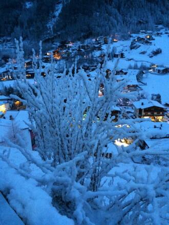 Tief verschneites Sölden