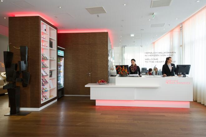 Rezeption im Hotel am Domplatz in Linz