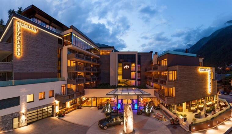Bergland Hotel Aussenansicht Abend