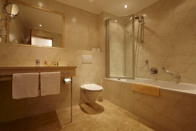 Badezimmer Fichte und Zirbe