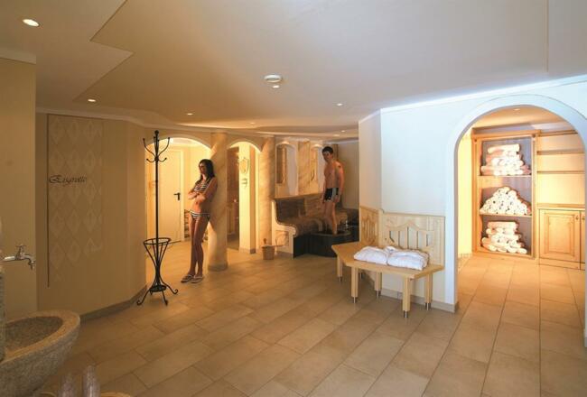 Burghotel Saunalandschaft 002