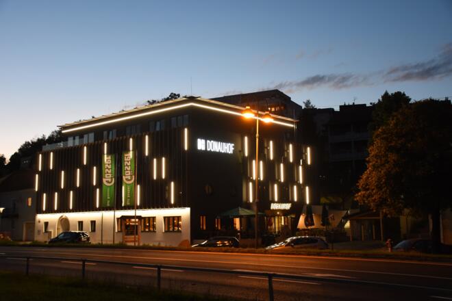 Donauhof bei Nacht