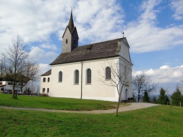 Spätbarocke Wallfahrtskirche auf Schwarzlack in Brannenburg.