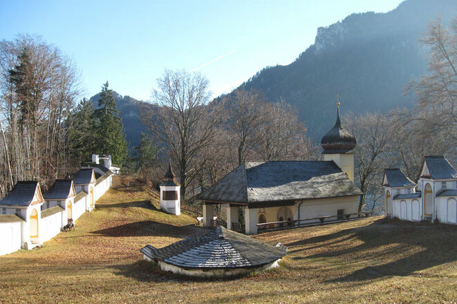 Kreuzweg um die Kirche