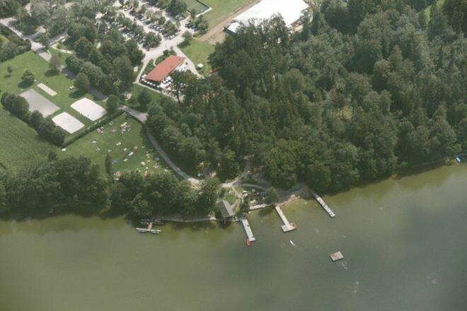 Freibadgelände am Hartsee aus der Vogelperspektive.