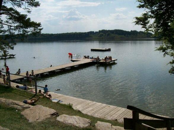 Steg in den Hartsee am Freibadgelände