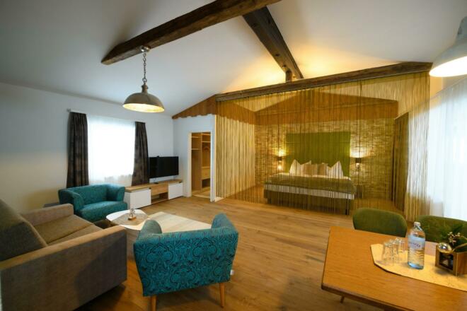 Apartment Rosenholz Bett