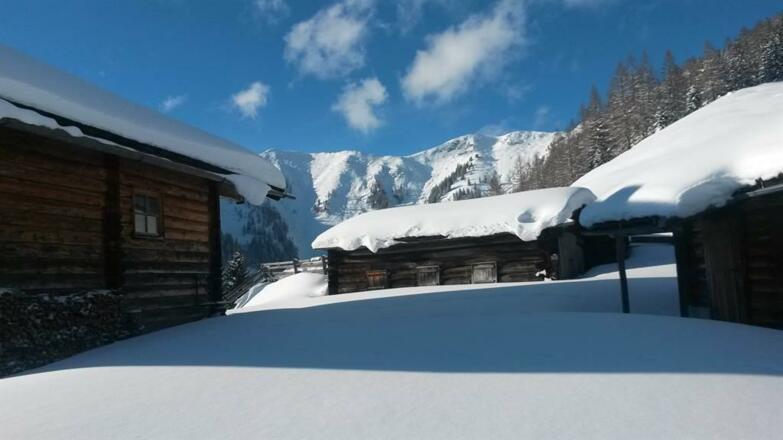 Eingeschneite Almhütten