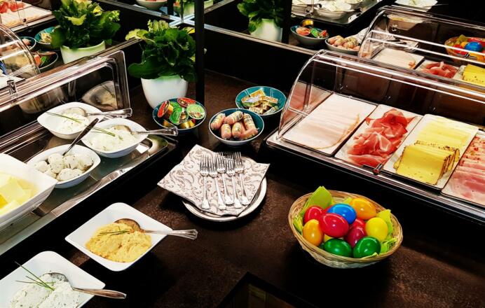 Aufschnitt und Aufstrich Frühstücksbuffet Landhote