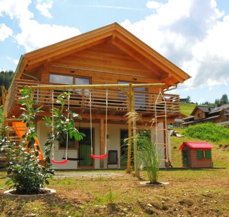 Rückansicht mit neu angelegtem Garten und Spielger