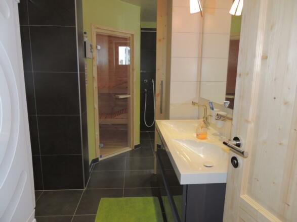 Bad mit Blick in die Sauna