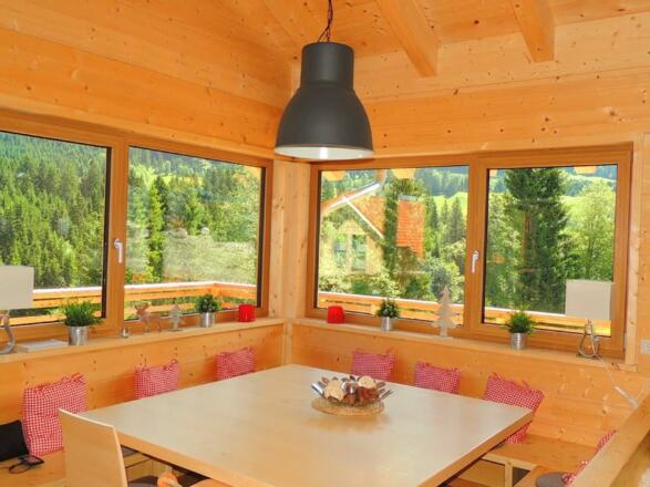 Essbereich mit ausreichend Platz für 12 Personen.