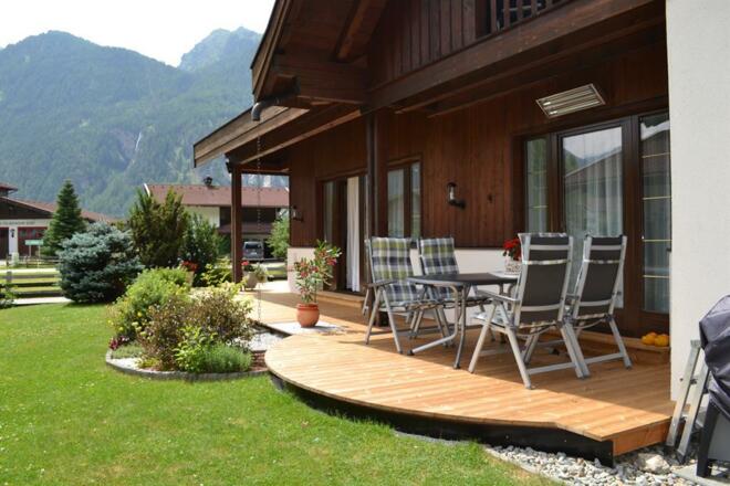 Terrasse zum Relaxen und Grillmöglichkeit