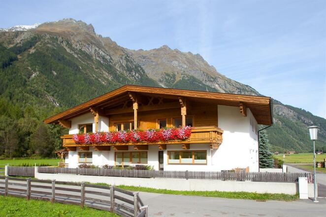 Hausansicht im Sommer