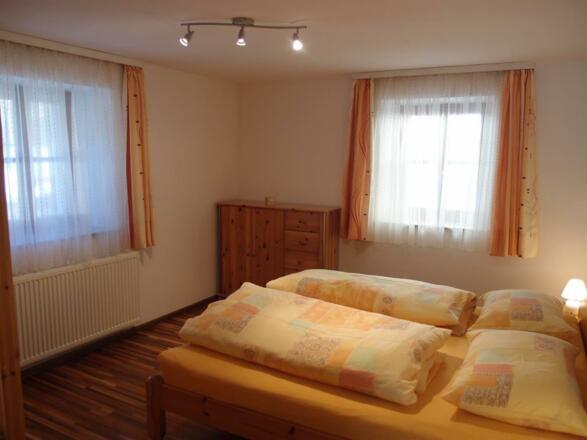 Schlafzimmer mit Vollholzmöbeln