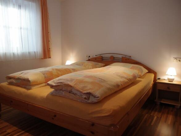 Schlafzimmer mit Doppelbett