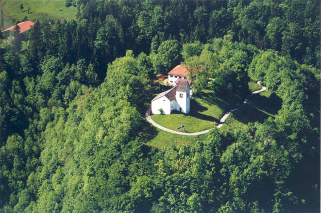 Luftaufnahme Berggasthaus Petersberg mit Petersbergkircherl