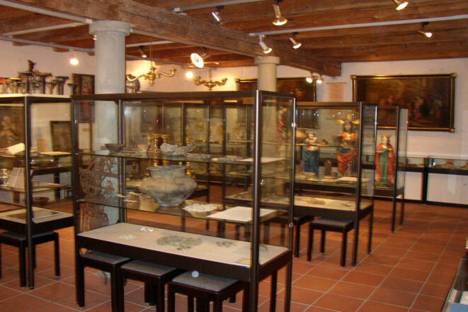 Blick in das Pfarrmuseum Flintsbach, Vitrinenteil.